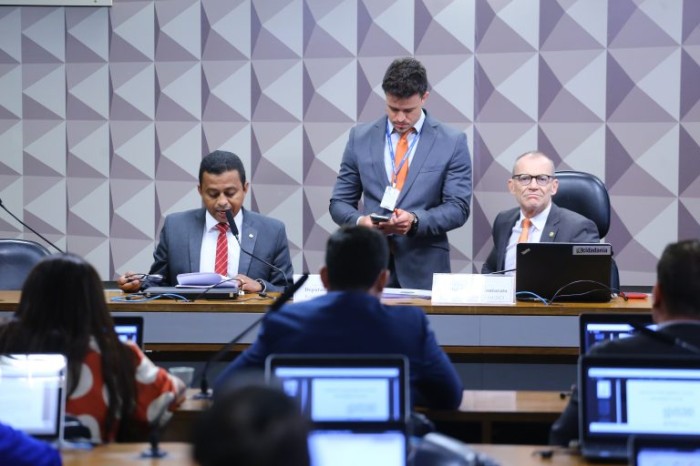 Dr. Francisco (E) leu hoje parecer à MP do Bolsa Família na comissão mista - (Foto: Vinicius Loures/Câmara dos Deputados)