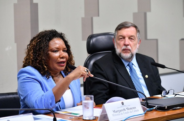 Margareth Menezes, em audiência na Comissão de Educação, presidida pelo senador Flávio Arns - Foto: Geraldo Magela/Agência Senado