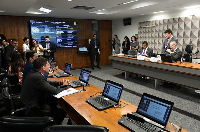 O relator, deputado Dr. Francisco, e o presidente da comissão, senador Fabiano Contarato, na reunião desta terça - Foto: Jefferson Rudy/Agência Senado