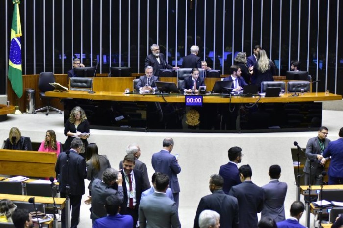 Deputados analisam propostas em Plenário - (Foto: Zeca Ribeiro/Câmara dos Deputados)