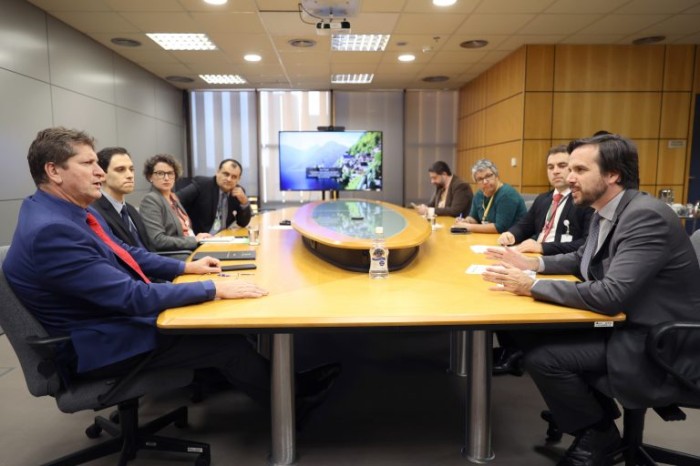  Jilmar Tatto (E) em reunião com o presidente da Anatel, Carlos Baigorri - (Foto: Myke Sena / Câmara dos Deputados)