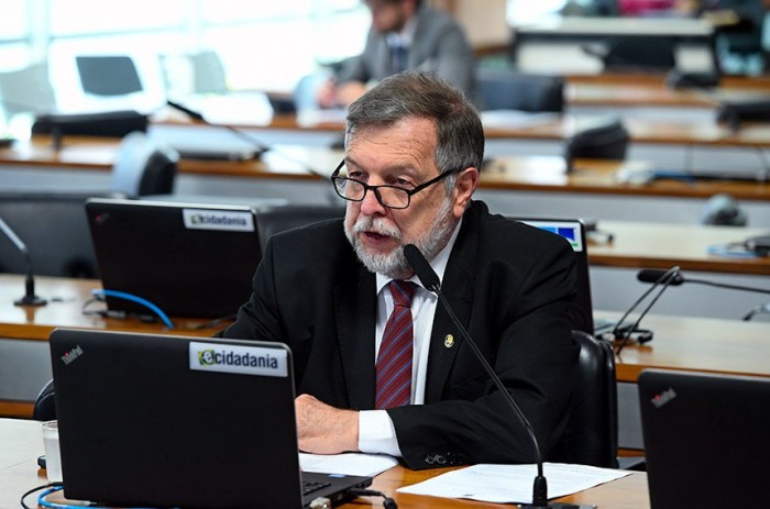 Flávio Arns leu o relatório de Eduardo Girão - Foto: Marcos Oliveira/Agência Senado