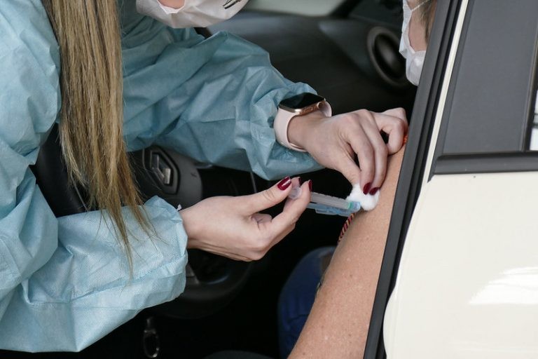 Os efeitos adversos das vacinas aplicadas no Brasil são considerados moderados - (Foto: Roque de Sá/Agência Senado)