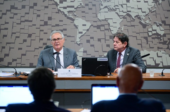 O presidente da CRE, Renan Calheiros, e o vice, Cid Gomes, em reunião do colegiado, em março - Foto: Pedro França/Agência Senado