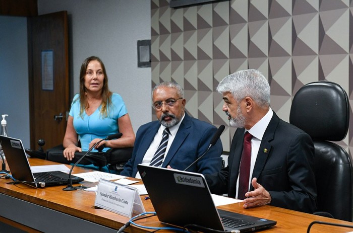A senadora Mara Gabrilli, autora da proposta, com Paulo Paim e Humberto Costa - Foto: Roque de Sá/Agência Senado