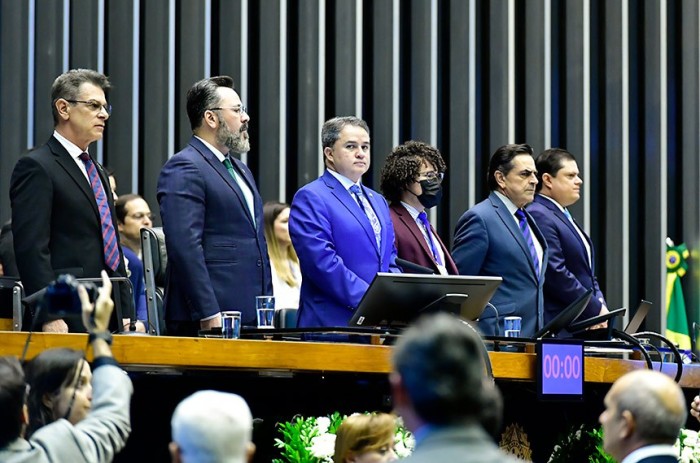 O senador Efraim Filho (centro) comandou a sessão solene - Foto: Waldemir Barreto/Agência Senado