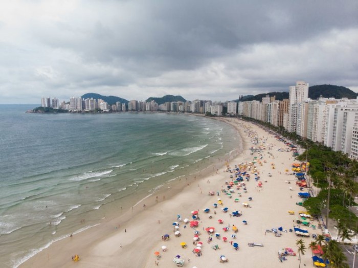 Construção do túnel pode beneficiar turismo entre as duas cidades; acima, praia em Guarujá - (Foto: Divulgação/Governo de São Paulo)