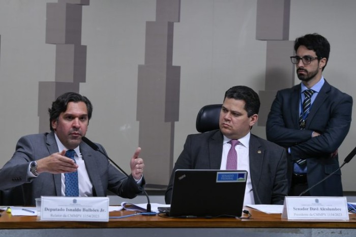 Isnaldo Bulhões Jr. (E), relator, e o presidente da comissão, senador Alcolumbre - (Foto: Foto: Edilson Rodrigues/Agência Senado)