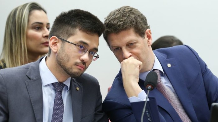 Ricardo Salles (D), relator, conversa com Kim Kataguiri durante a reunião da CPI - (Foto: Lula Marques/ Agência Brasil)