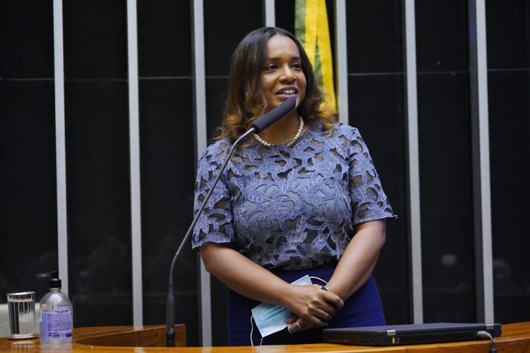 Tia Eron, autora do projeto de lei - (Foto: Pablo Valadares/Câmara dos Deputados)