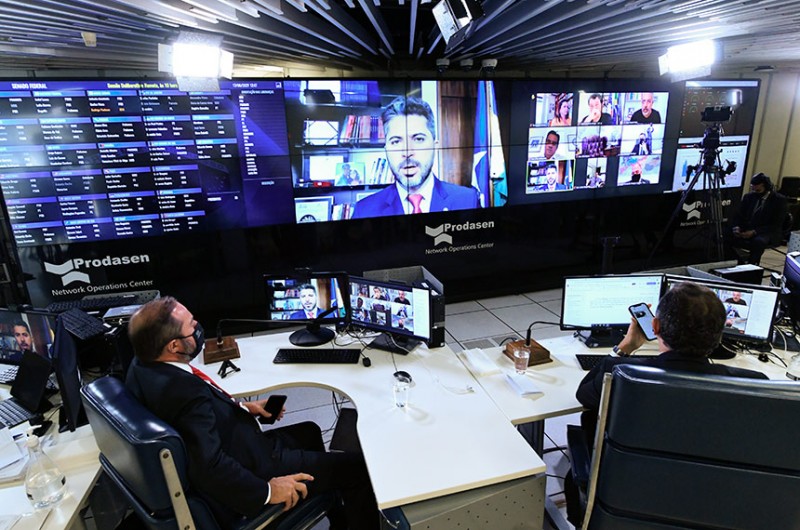 O relator da medida provisória, Marcos Rogério (na tela), durante a sessão remota desta quinta-feira