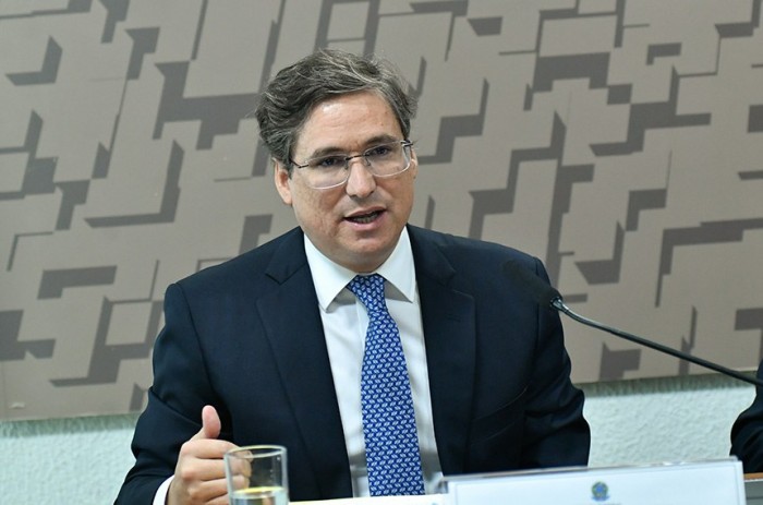 A mensagem com a indicação foi aprovada na CRE por 13 votos a favor e nenhum contrário