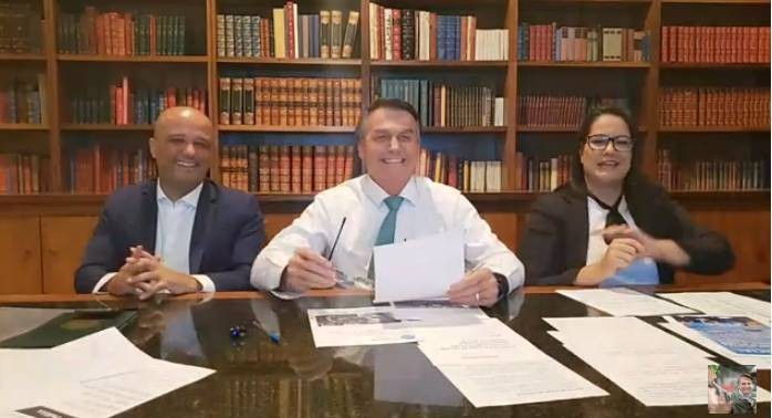 O presidente Bolsonaro durante a live desta quinta-feira (17): 'Witzel é um cara-de-pau' - (Foto: Reprodução/YouTube)