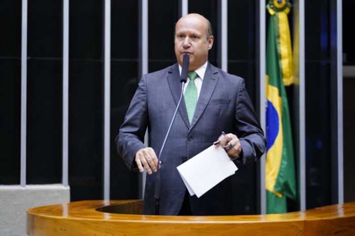 O relator, deputado Célio Silveira - (Foto: Pablo Valadares/Câmara dos Deputados)