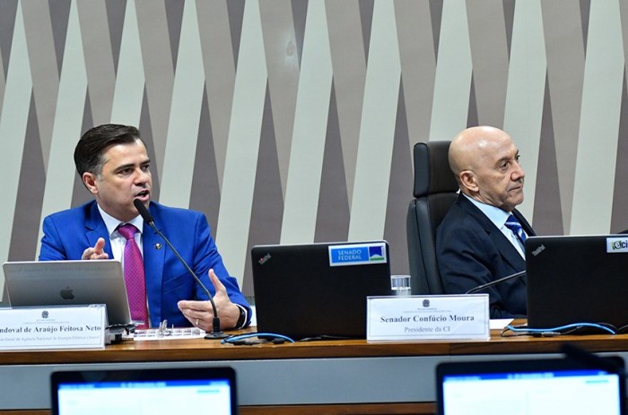 Sandoval Feitosa e o presidente da CI, Confúcio Moura, que comandou o debate - Foto: Geraldo Magela/Agência Senado