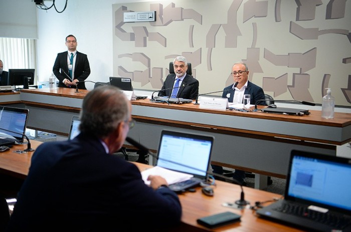 Humberto Costa e o presidente do Sindicato dos Metroviários de Recife, Luiz Soares de Oliveira - Foto: Pedro França/Agência Senado