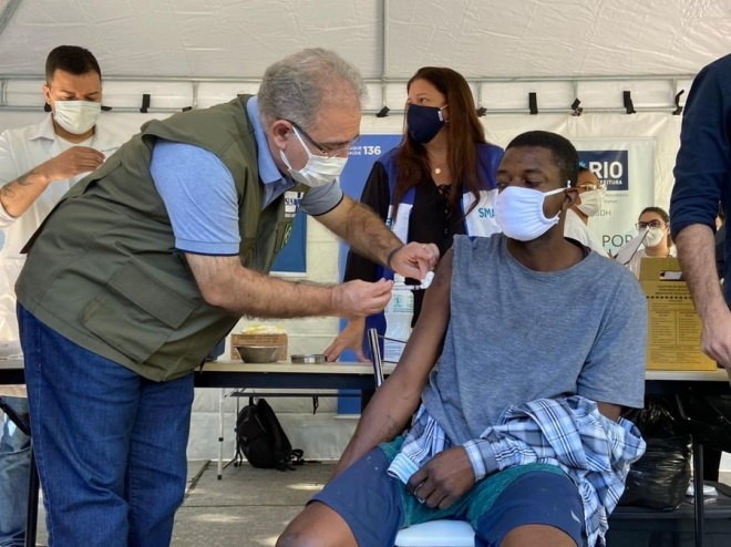 Marcelo Queiroga aplica vacina contra covid em morador de rua do Rio de Janeiro - (Foto: Divulgação Ministério da Saúde - 18.6.2021)