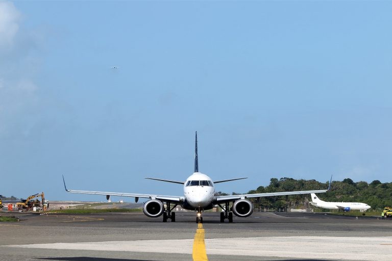 O governo federal leiloou 22 aeroportos em abril - (Foto: Paula Fróes/Governo da Bahia)
