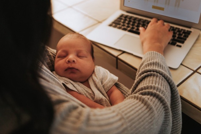 Mães e pais poderão ter mais tempo para cumprir atividades acadêmicas, conforme projeto em análise da CE
