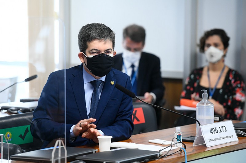 Randolfe: "Não é aceitável que qualquer um vá para a rede social, dizer que é melhor se contaminar do que se vacinar, e continuar impune" - Marcos Oliveira/Agência Senado
