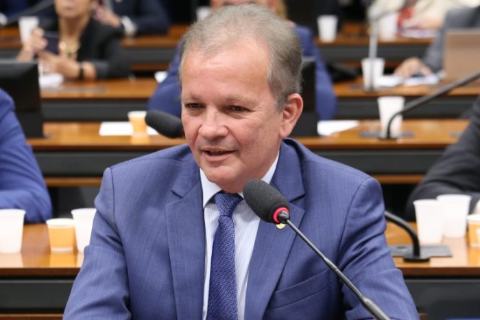 André Figueiredo: evitar influências políticas indevidas e de interesses privados - (Foto: Billy Boss/Câmara dos Deputados)