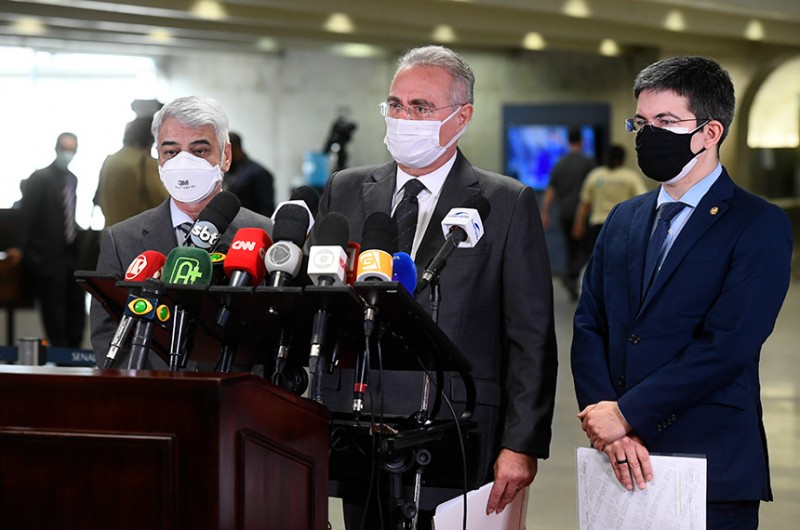 Renan Calheiros entre os senadores Humberto Costa e Randolfe Rodrigues, em entrevista nesta sexta - Marcos Oliveira/Agência Senado