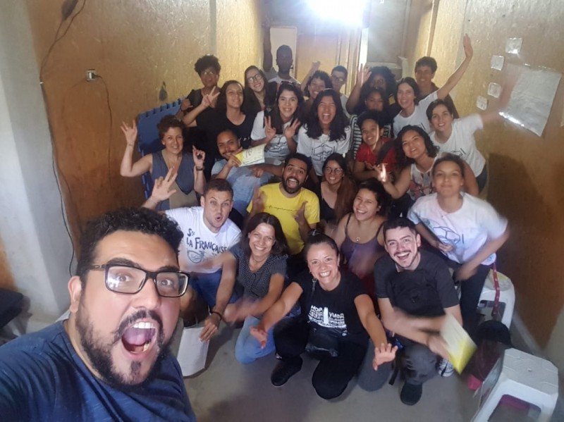 Equipe de professores e voluntários do cursinho Preparando o Futuro - (Foto: Divulgação)