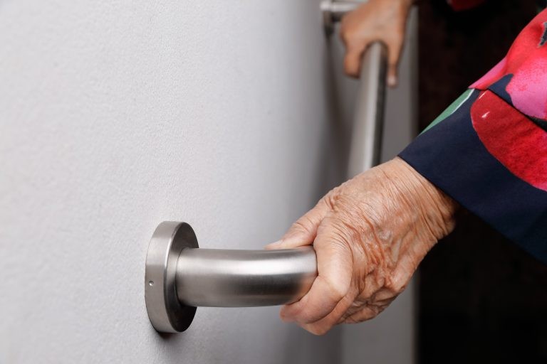 Pessoa idosa segura barra de apoio - (Foto: Depositphotos)