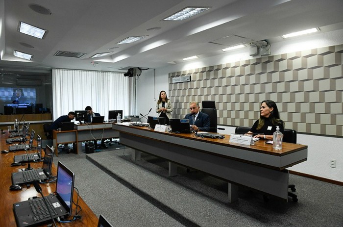 O senador Izalci Lucas e Luciana Gottschall, do Pnae, na audiência pública - Foto: Roque Sá/Agência Senado