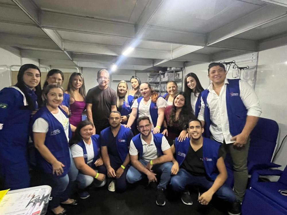 O prefeito de Patos, Nabor Wanderley com uma das equipes do hospital que atuou no Posto