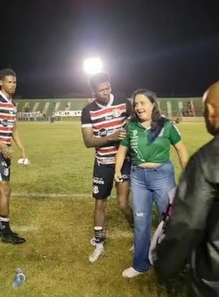 Funcionária do Sousa diz ter sido ofendida por banco de reservas do Santa Cruz e reage — Foto: Camila Sousa