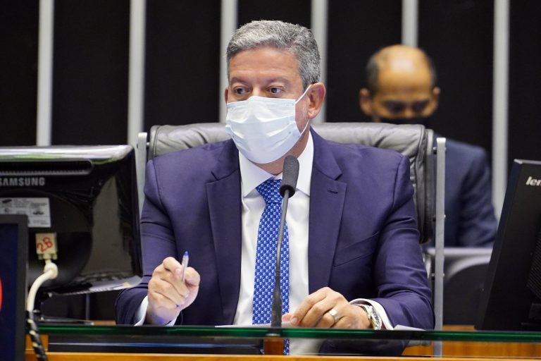 Arthur Lira preside a sessão deliberativa - (Foto: Pablo Valadares/Câmara dos Deputados)