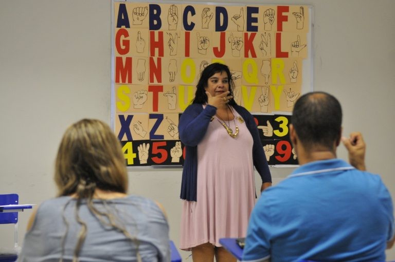 Debatedores argumentam que a Libras atende apenas uma parte dos surdos - (Foto: Renato Araújo/Agência Brasília)