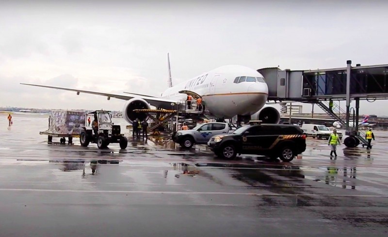 Chegada do lote de 1,5 milhão de vacinas da Johnson no Aeroporto de Guarulhos - (Foto: Divulgação)