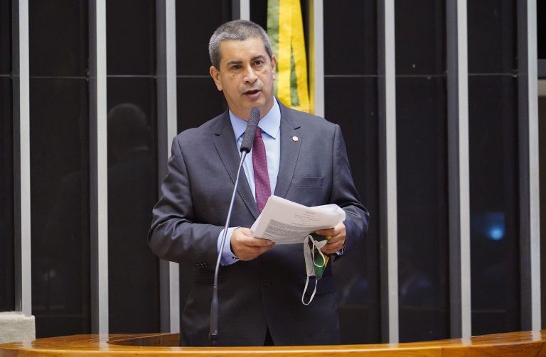 Tadeu: animal dócil e treinado não é incompatível com a segurança de voo - (Foto: Pablo Valadares/Câmara dos Deputados)