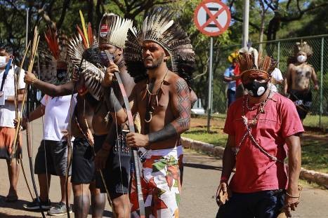 Indígenas participam de uma manifestação em frente à Câmara dos Deputados, em Brasília - (Foto: MARCOS SOUZA/NASCIMENTOSOUZAPRESS/ESTADÃO CONTEÚDO-22/06/2021)