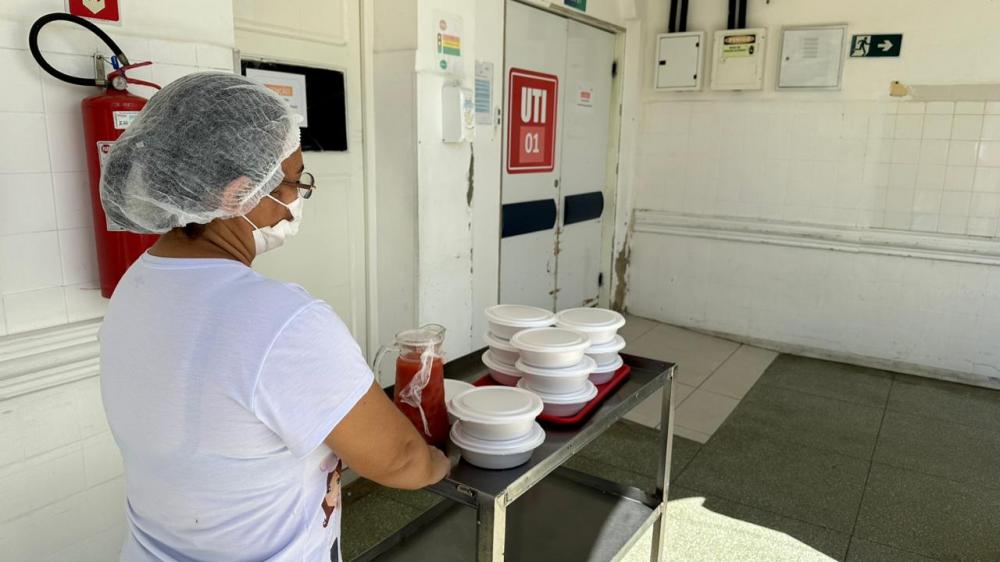 Os pacientes recebem seis refeições por dia no hospital