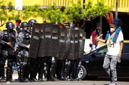 Indígenas participam de uma manifestação em frente à Câmara dos Deputados, em Brasília - (Foto: MARCOS SOUZA/NASCIMENTOSOUZAPRESS/ESTADÃO CONTEÚDO-22/06/2021)