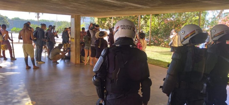 Indígena fica ferido em confronto com a PM na frente da Câmara dos Deputados, em Brasília - (Foto: Arquivo pessoal)