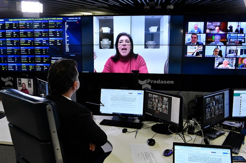A líder da bancada feminina no Senado, Simone Tebet, e o presidente da Casa, Rodrigo Pacheco (de costas)