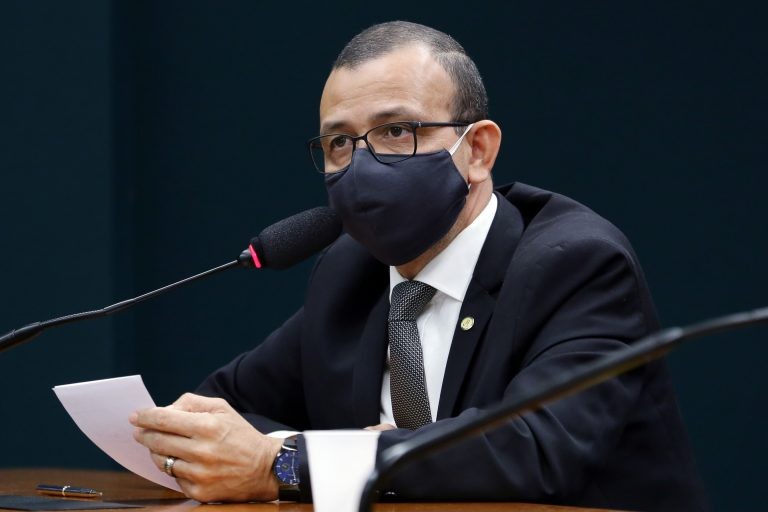 Gomes: educação de crianças e jovens contribui para a educação dos adultos - (Foto: Michel Jesus/Câmara dos Deputados)