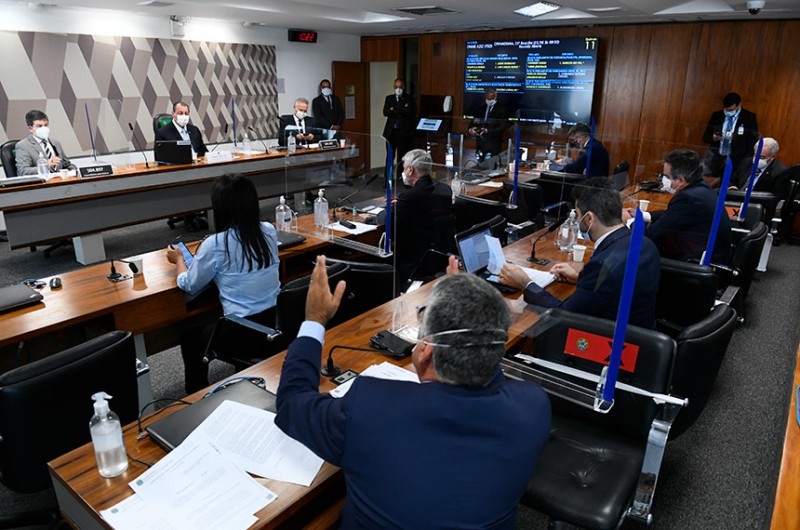 Sala da CPI nesta quarta. À mesa, o vice-presidente, Randolfe Rodrigues, o presidente, Omar Aziz, e o relator, Renan Calheiros - Marcos Oliveira/Agência Senado
