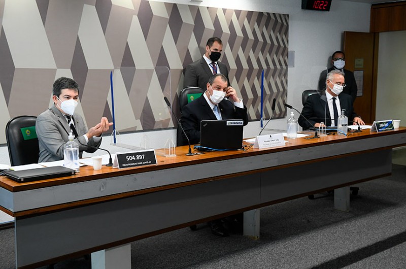 Randolfe Rodrigues, Omar Aziz e Renan Calheiros na reunião da CPI desta quarta-feira - Marcos Oliveira/Agência Senado