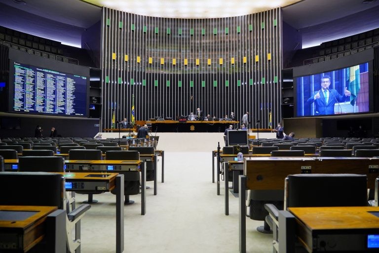 Plenário reunido em sessão deliberativa híbrida - (Foto: Pablo Valadares/Câmara dos Deputados)
