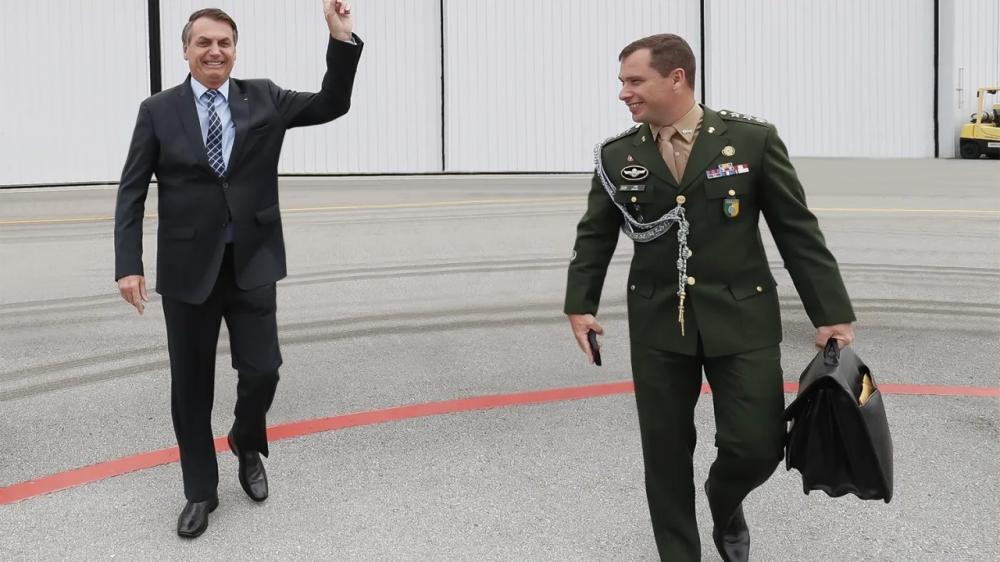  Bolsonaro e o seu ajudante de ordens, o tenente-coronel Mauro Cid, preso pela venda ilegal de joias. Foto: Presidência da República