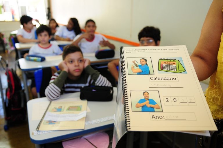 Seminário vai debater a educação bilíngue de surdos nas escolas - (Foto: Pedro Ventura/Agência Brasília)