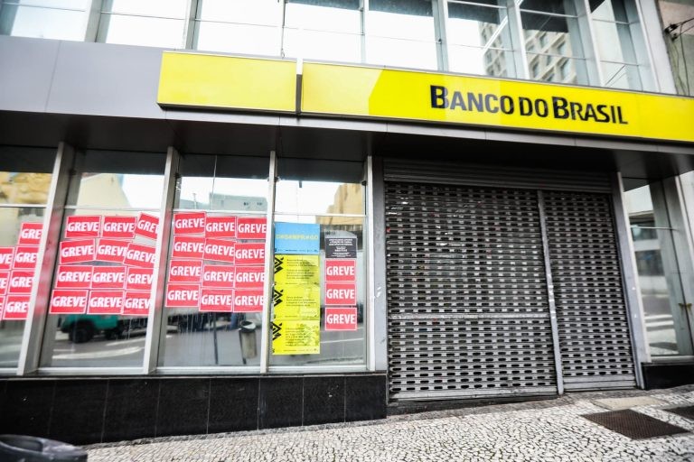 Bancários protestam contra fechamento de unidades físicas do BB - (Foto: Joka Madruga/SEEB Curitiba)