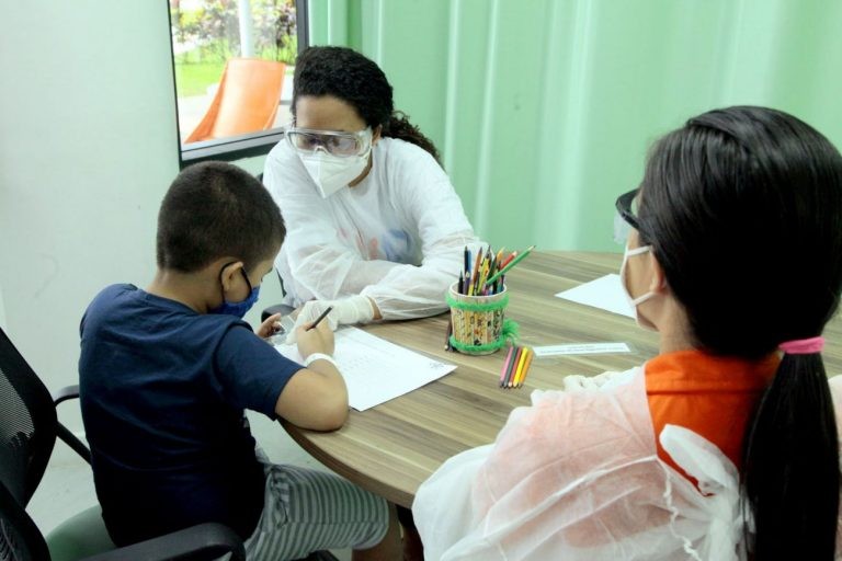 Criança com autismo é atendida por psicóloga em centro de inclusão em Belém (PA) - (Foto: Ricardo Amanajás/Agência Pará)