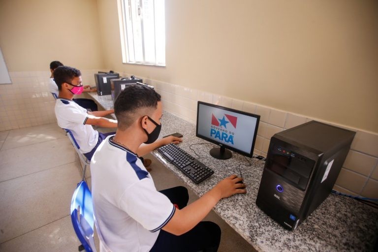Alunos em laboratório de informática em escola do Pará - (Foto: Marco Santos/Agência Pará)