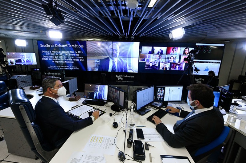 Rogério Carvalho (à esq.) conduz a sessão remota de debate com especialistas, nesta sexta - Jefferson Rudy/Agência Senado